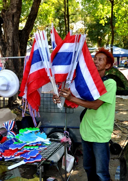 Bangkok, Tajlandia: operacja zamykaæ w dó³ Bangkoku flaga sprzedawcy — Zdjęcie stockowe
