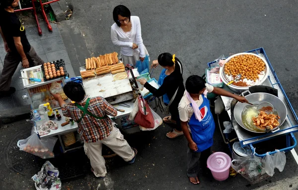 Bangkok, Tailandia: Vendedores de comida en Silom Road — Foto de Stock