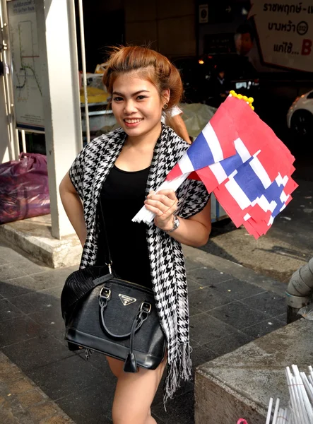 Bangkok, thailand: drift stängs bangkok flagga säljaren — Stockfoto