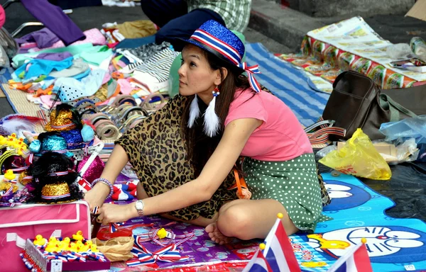 Bangkok, Thailand: Operation Shut Down Bangkok Souvenir Vendor — Stock Photo, Image