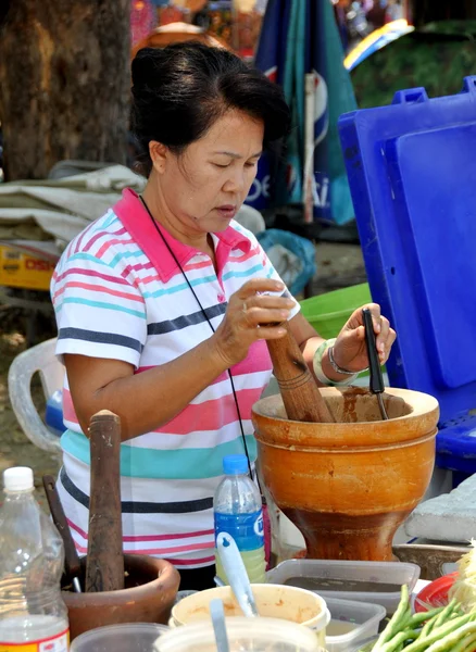 Bangkok, Tailândia: Vendedor de alimentos usando argamassa e pilão — Fotografia de Stock