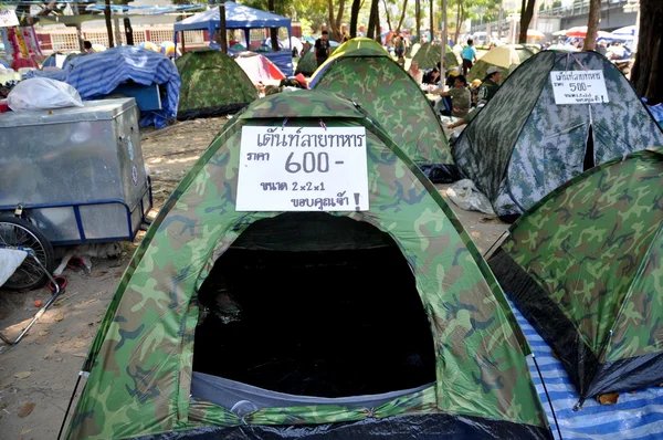 Bangkok, Thailand: Sleeping Tents Display in Lumphini Park — Stock Photo, Image