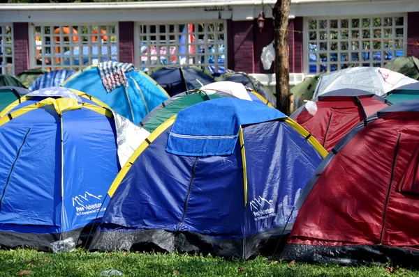 Bangkok, thailand: demonstrant tenten op lumphini park — Stockfoto