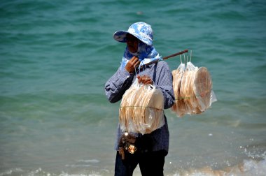 Pattaya, Tayland: Taylandlı kadın düz satış ekmek kumsalda