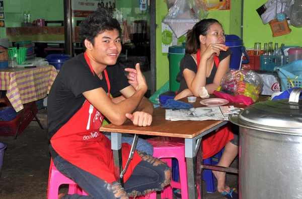 Bangkok, thailand: två restaurang arbetare — Stockfoto