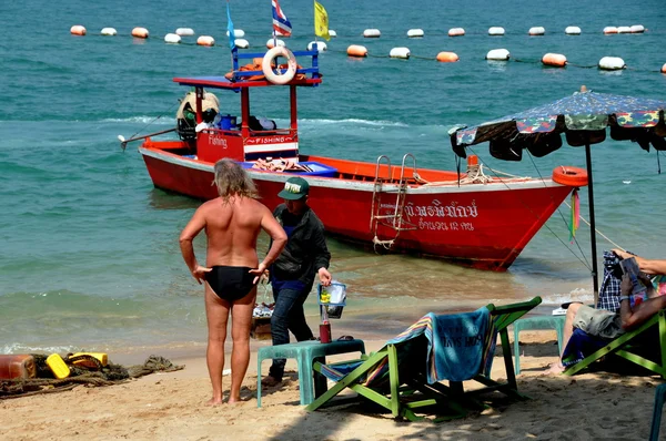 Pattaya, Thailand: Tourist and Vendor on Pattaya Beach — Stock Photo, Image