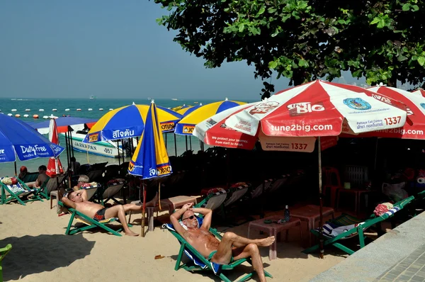 Pattaya, thailand: menschen am strand von pattaya — Stockfoto
