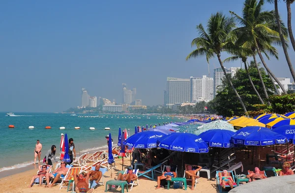 Pattaya, thailand: sonnenbadegäste am strand von pattaya — Stockfoto