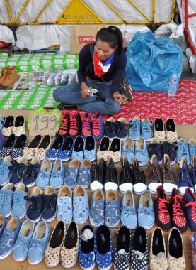 Bangkok, Tayland: sukhamvit yolu üzerinde ayakkabı satan kadın