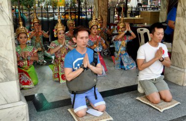 Bangkok, Tayland: erawan tapınak dua insanlar