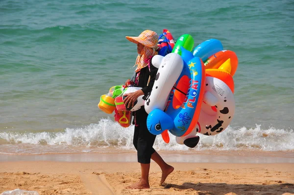 Pattaya, thailand: Verkäuferin verkauft Plastik-Strandspielzeug — Stockfoto