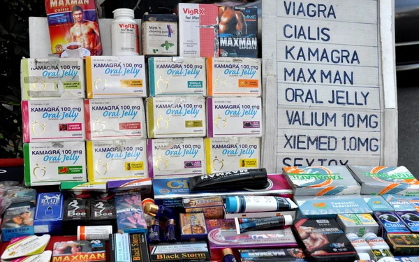 Bangkok, Thailandia: Prodotti per il miglioramento sessuale venduti per strada — Foto Stock