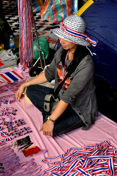 Bangkok, Thailand: Operation Shut Down Bangkok Souvenir Seller — Stock Photo, Image