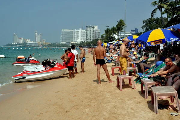 Pattaya, Thajsko: lidé na pláži pattaya — Stock fotografie