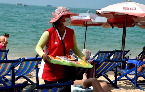 Pattaya, Tajlandia: kobieta sprzedaży owoców na plaży — Zdjęcie stockowe