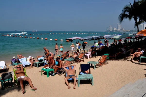 Pattaya, Tailândia: Pessoas tomando banho de sol na praia — Fotografia de Stock