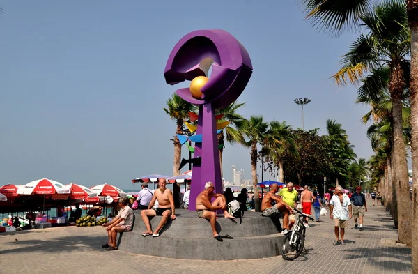 Pattaya, Tailândia: Pessoas na Promenade com Arte Pública — Fotografia de Stock