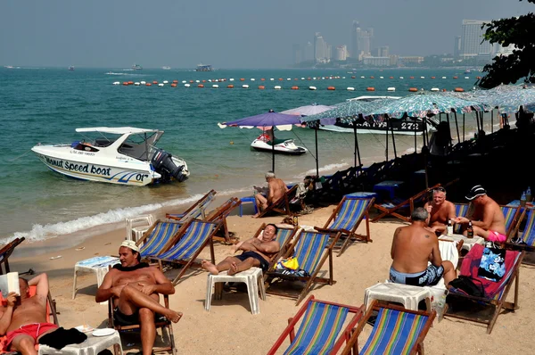 Pattaya, thailand: solbadare på pattaya beach — Stockfoto