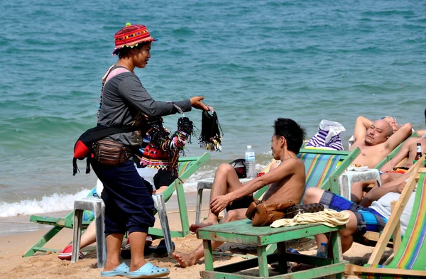 Pattaya, Tailandia: Mercancías Sellikng del vendedor en la playa — Foto de Stock