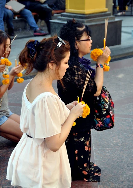 Bangkok, thailand: zwei frauen beten am erawan-schrein — Stockfoto