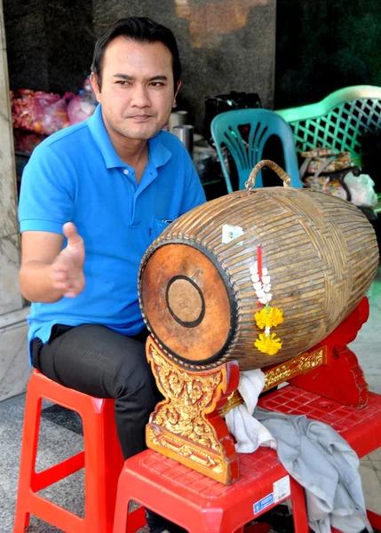Bangkok, Thailand: Musician Playing Drum at Erawan Shrine — Stock Photo, Image