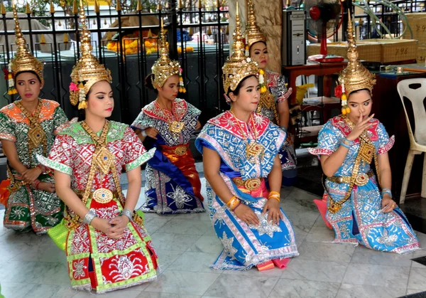 Bangkok, thailand: khong dansers op erawan schrijn — Stockfoto