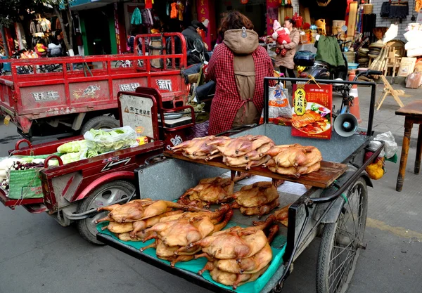 Pengzhou, China: El agricultor vende patos en el mercado de Tian Fu — Foto de Stock