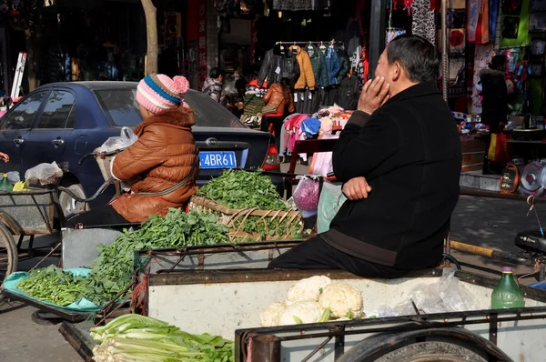 Pengzhou, China: Agricultores en el mercado de Tian Fu — Foto de Stock