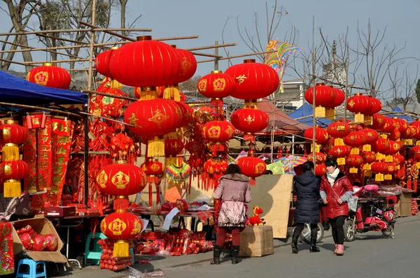 Pengzhou, china: chinesische Neujahrsdekorationen — Stockfoto