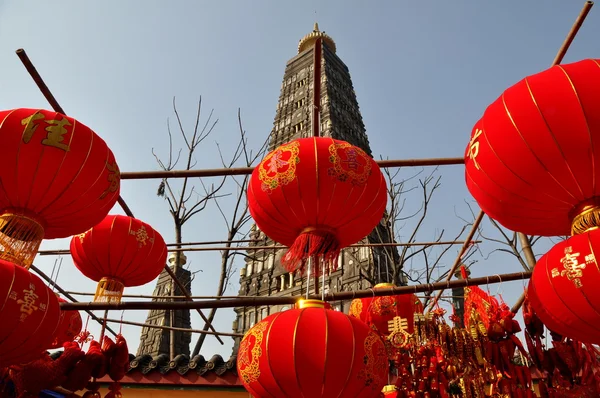 Pengzhou, Chine : Pagode longue Xing et décorations du Nouvel An chinois — Photo