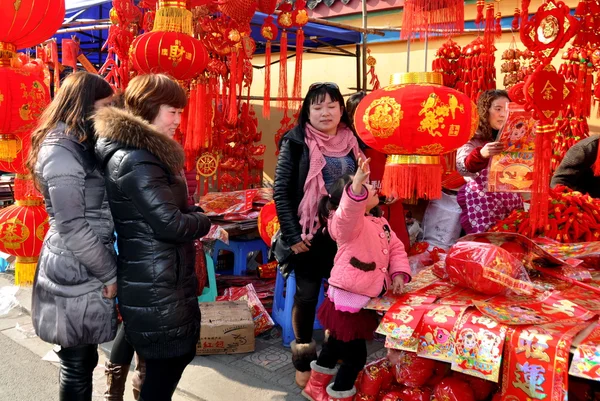 Pengzhou, Chine : Les gens qui achètent des décorations du Nouvel An chinois — Photo