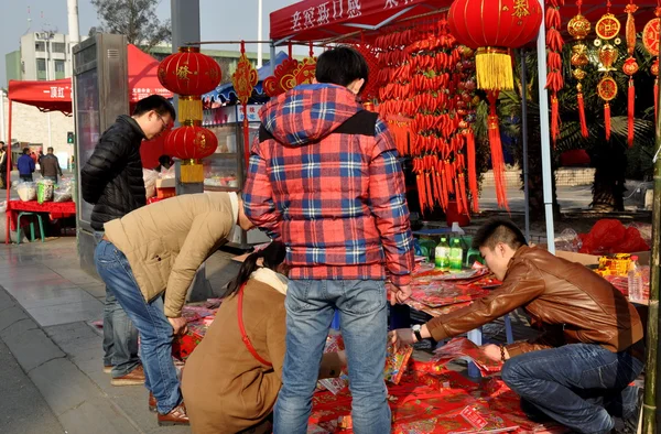 彭州市，中国： 青少年购买新年装饰品 — 图库照片