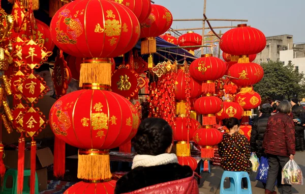 Pengzhou, china: chinesische Neujahrsdekorationen — Stockfoto