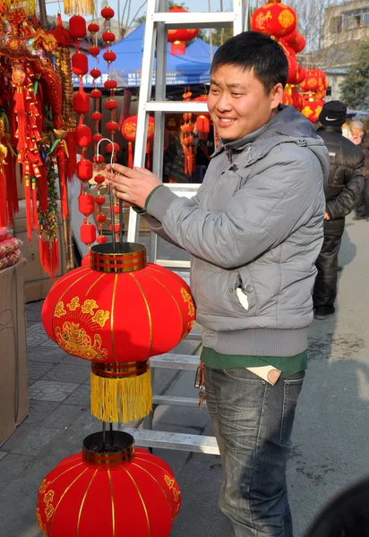 Pengzhou, China: Hombre sosteniendo linternas chinas de año nuevo — Foto de Stock