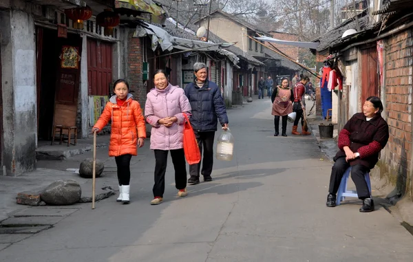 Pengzhou, china: Menschen gehen an alten chinesischen Häusern vorbei — Stockfoto