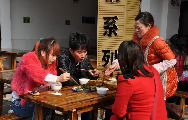 Pengzhou, Chiny: rodzina jeść obiad w restauracji — Zdjęcie stockowe