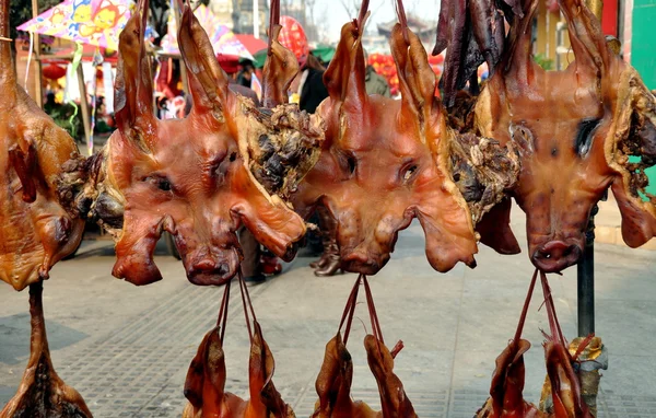 彭州市，中国： 压、 干待售的猪头 — 图库照片