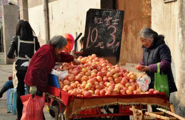 pengzhou, Çin: yaşlı kadın elma satış