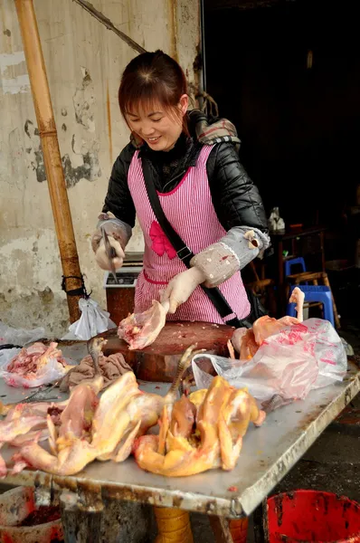 Pengzhou, China: Mujer picando pollos frescos — Foto de Stock