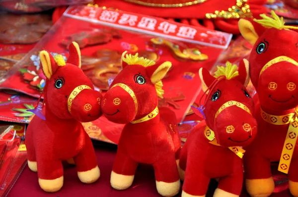 Pengzhou, Cina: Giocattoli di Capodanno cinese del cavallo del giocattolo di peluche — Foto Stock