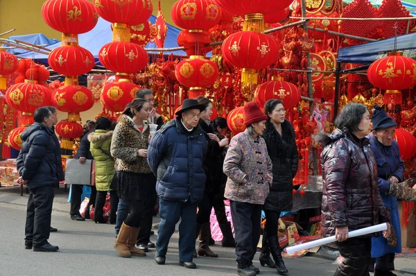 Pengzhou, China: la gente de compras para las decoraciones chinas de Año Nuevo —  Fotos de Stock
