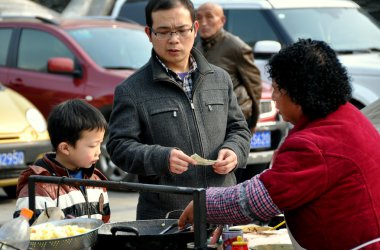 pengzhou, Çin: küçük çocuk ve dedesi gıda satın