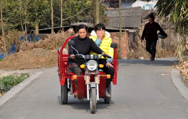 Pengzhou, china: twee vrouwen in motorfiets winkelwagen — Stockfoto