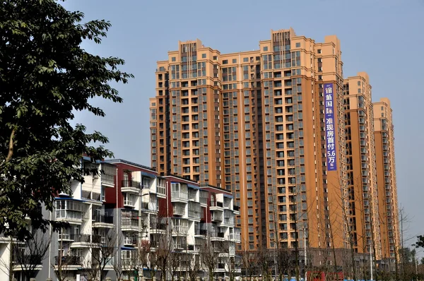 Pengzhou, Čína: moderní a luxusní bytové domy — Stock fotografie