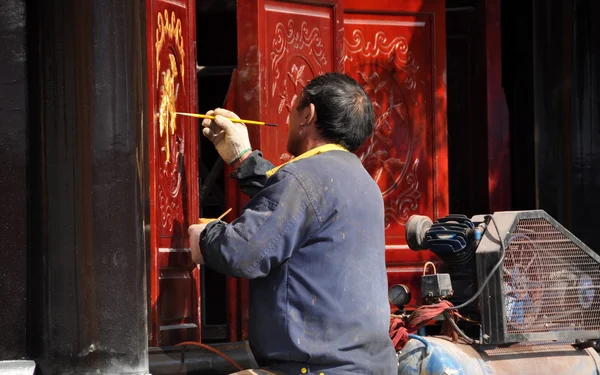 Pengzhou, China: Craftsman Painting Wooden Pagoda Panel — Stock Photo, Image