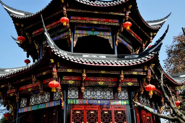 Pengzhou, China: Pagoda china adornada en el templo largo de Xing — Foto de Stock