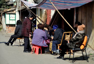 pengzhou, Çin: komşular oyun kartları