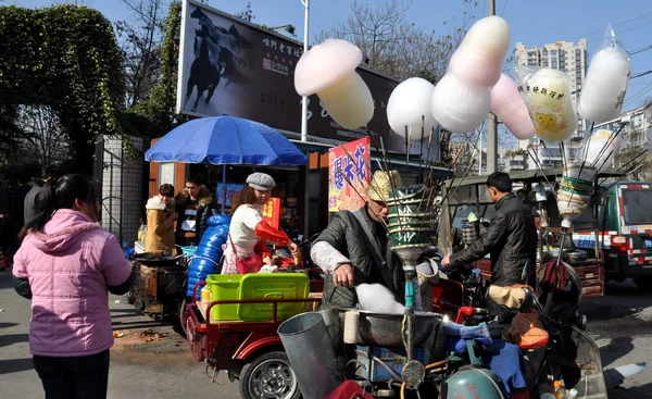 Pengzhou, Kina: livsmedel leverantörer på pengzhou park — Stockfoto