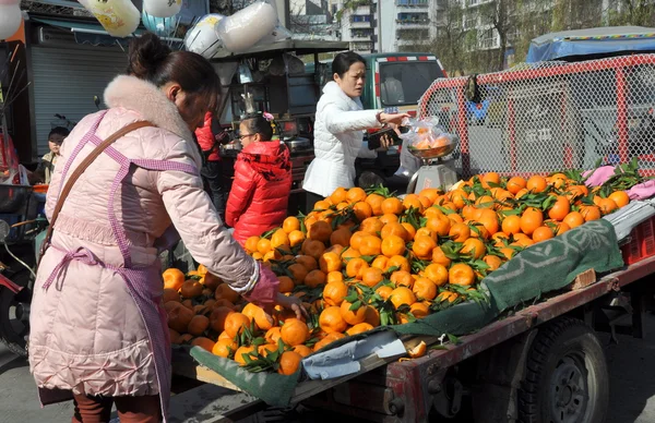 Pengzhou, China: Frau verkauft Orangen — Stockfoto