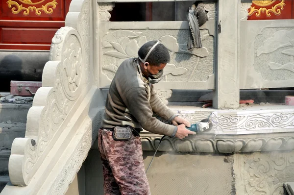 Pengzhou, China: Man Sanding Chinese Pagoda Designs — Stock Photo, Image